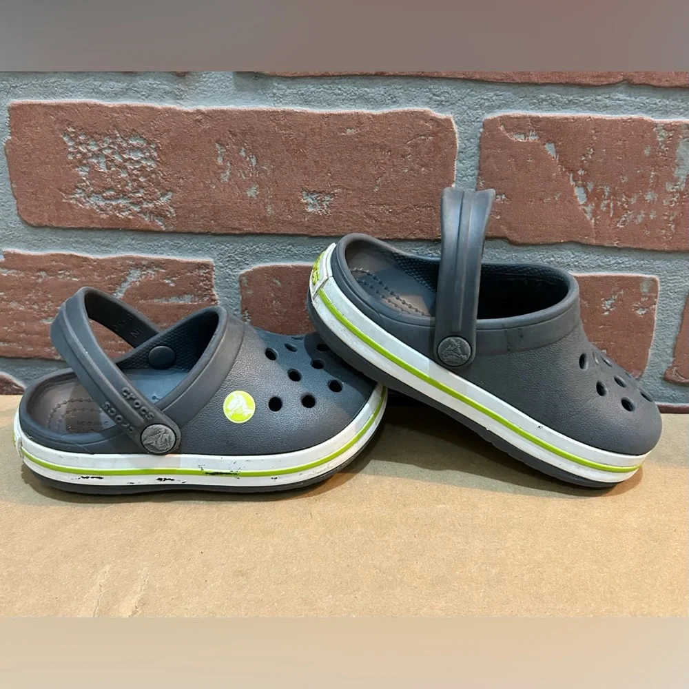 Crocs little boys,kids gray w/green size 7 toddler